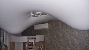 слив воды с потолка